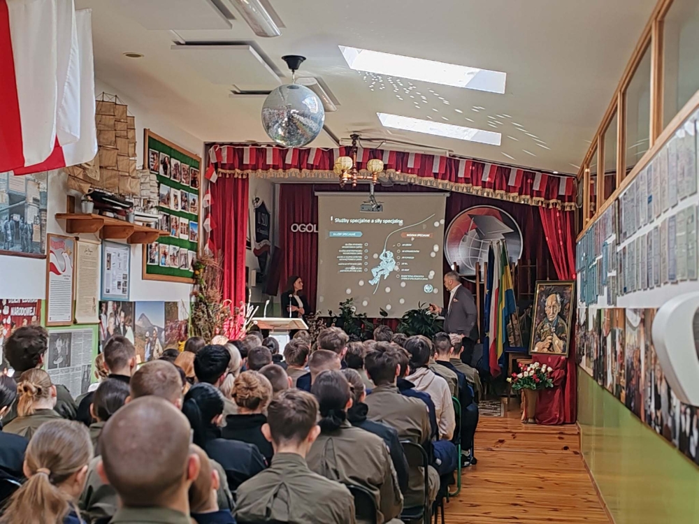 Spotkanie z młodzieżą z udziałem agentów wywiadu wojskowego